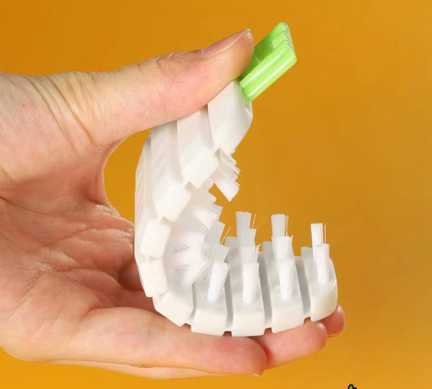 Qishing 3 Pack Flexible Fruit Veggie Brush