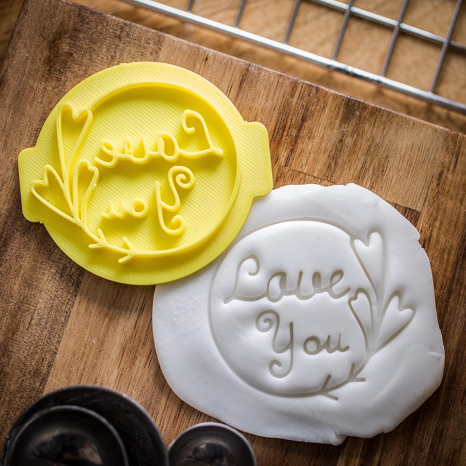 Love You Wreath Embosser No 25 for Baking